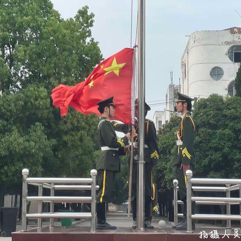 “扬帆起航，挑战未知；远航队勇闯，辉煌人生路。”