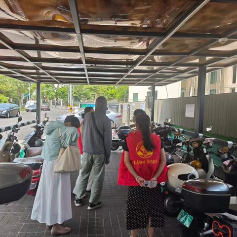 美兰区发改委联合白沙门社区党委在天一方小区助力电动汽车充电桩安装