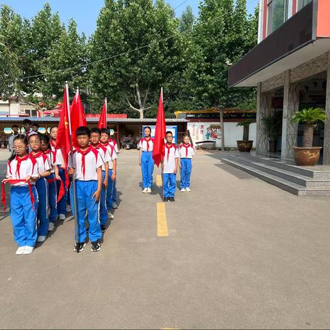 学习二十大 争做好队员——斑鸠店镇中心小学举行少先队入队仪式