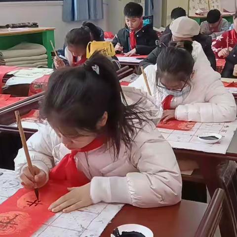 墨香迎新岁 春联送祝福 二七区兴华小学墨之韵书法社期末展示