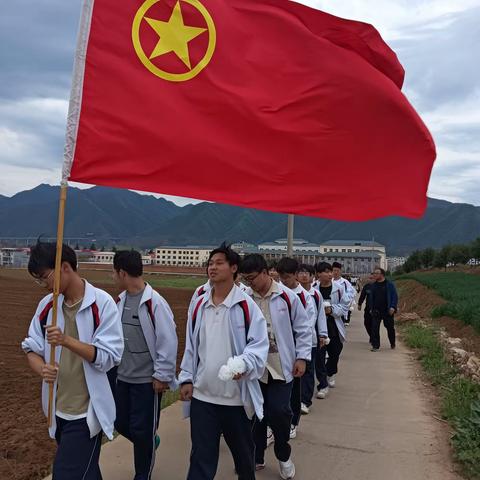 缅怀革命先烈，传承红色基因——河南大学潭头附属中学高中部举办清明节扫墓活动