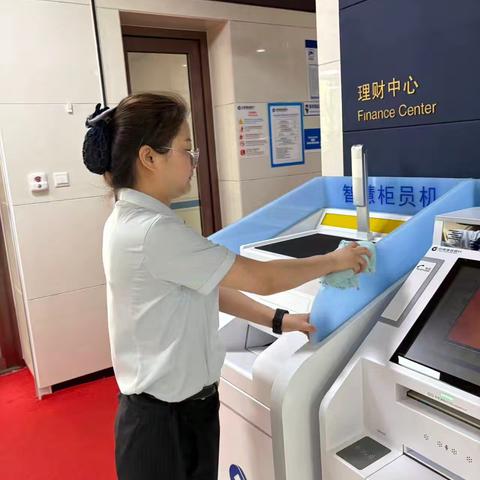 连珠山支行开展八月“网点环境清洁日”活动