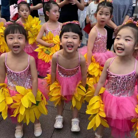 贝利阳光幼儿园走进首山镇站前社区庆祝建党 103周年《不忘初心 砥砺前行》主题活动