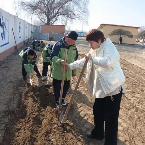 劳动助成长，实践伴我行 ——宋道口镇史桥完全小学少先队大队及幼儿园劳动实践活动纪实。