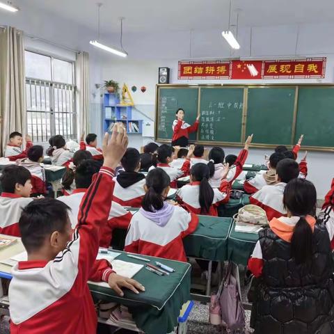 栾川县赤土店镇中心小学召开中国少年先锋队第四次代表大会