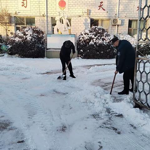 浴雪而战 情暖校园一记石村中心小学扫雪活动