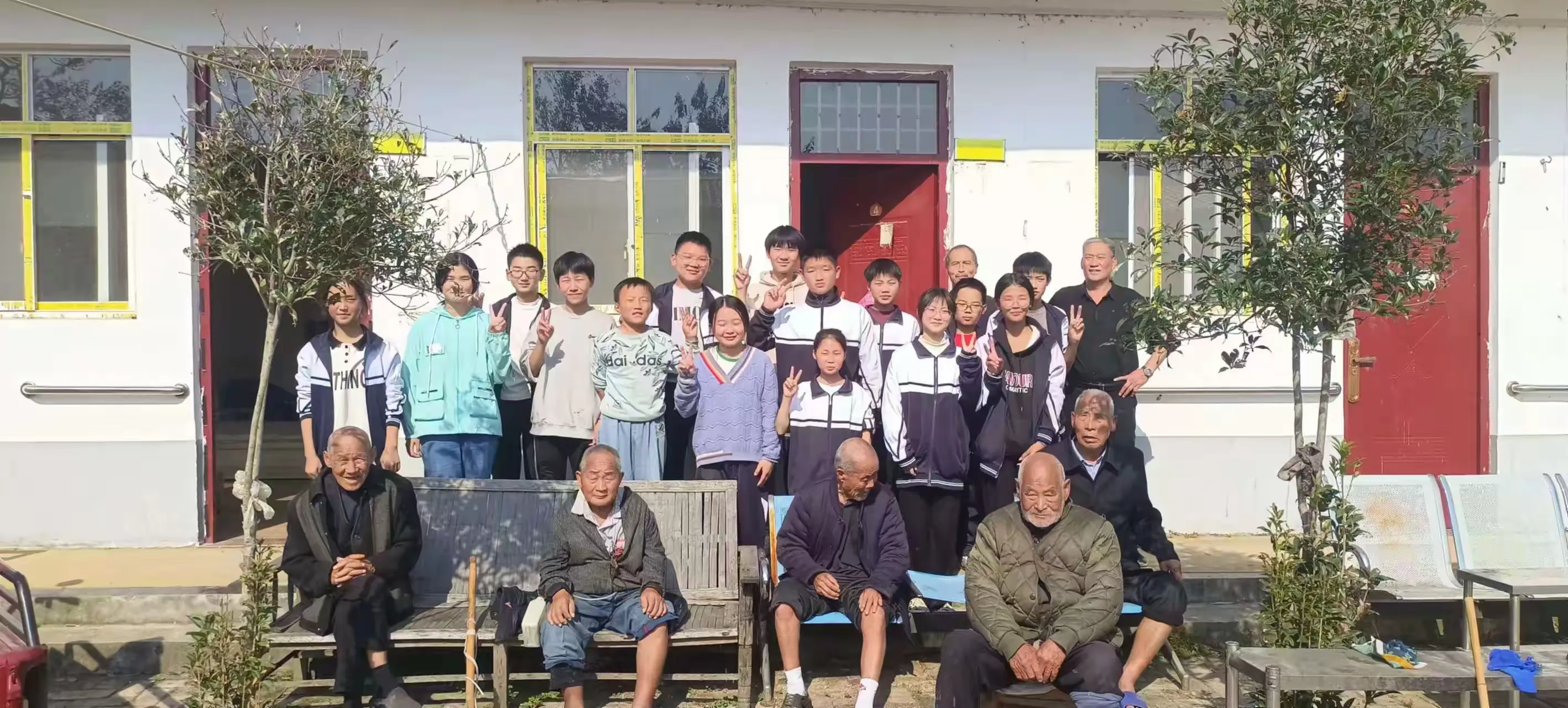简篇-九九重阳节·浓浓敬老情
——桐河一中爱老敬老献爱心志愿服务活动