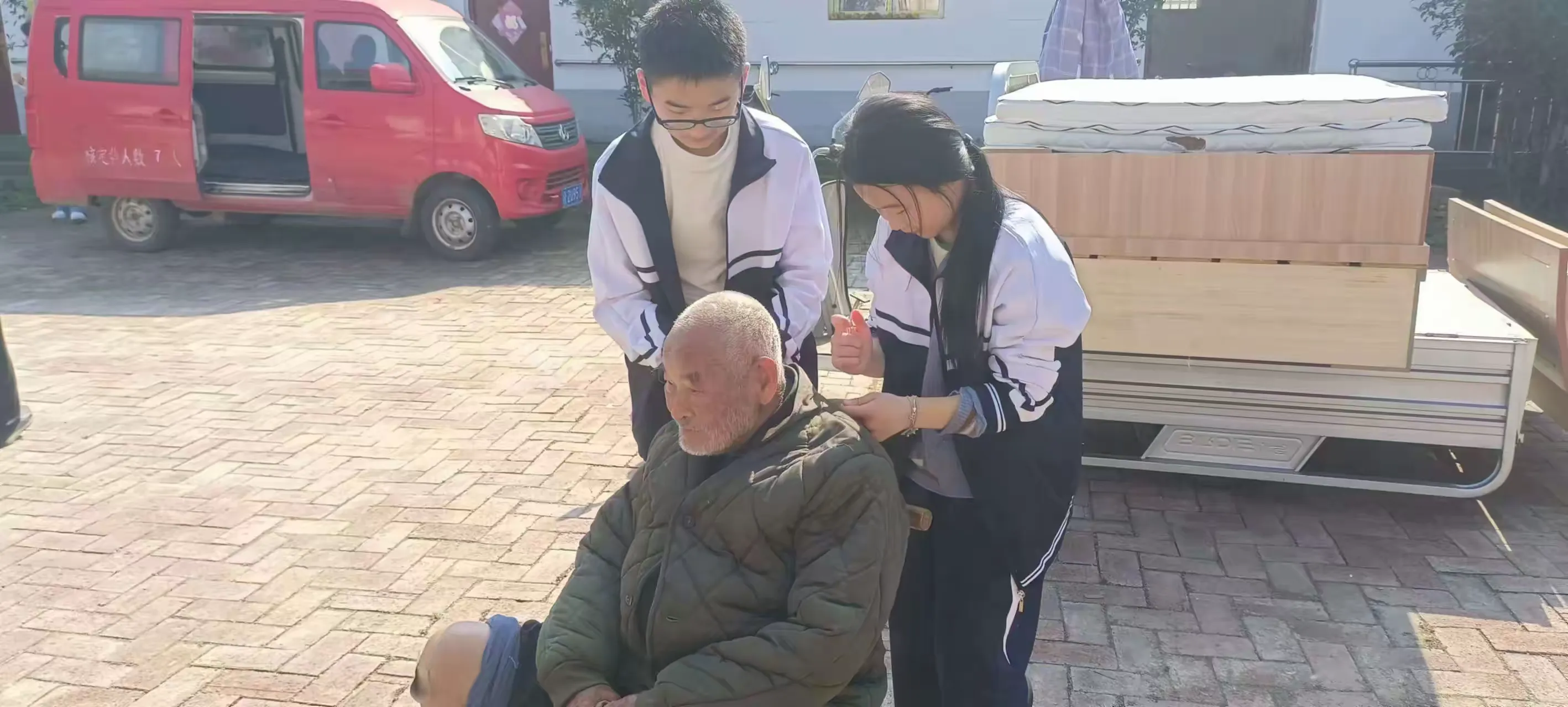 简篇-九九重阳节·浓浓敬老情
——桐河一中爱老敬老献爱心志愿服务活动