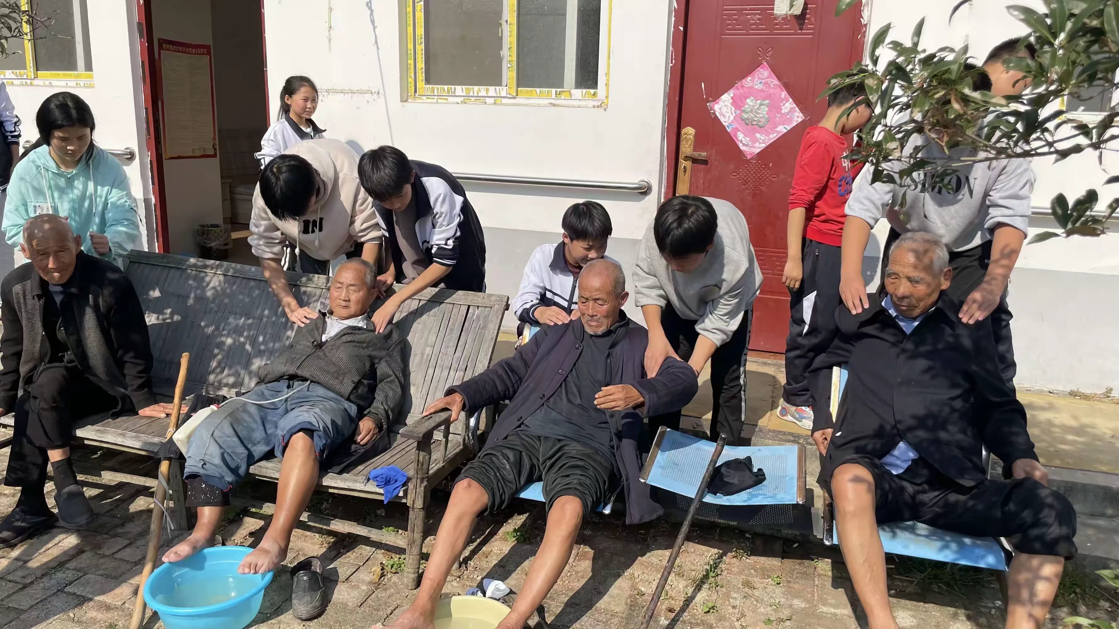 简篇-九九重阳节·浓浓敬老情
——桐河一中爱老敬老献爱心志愿服务活动