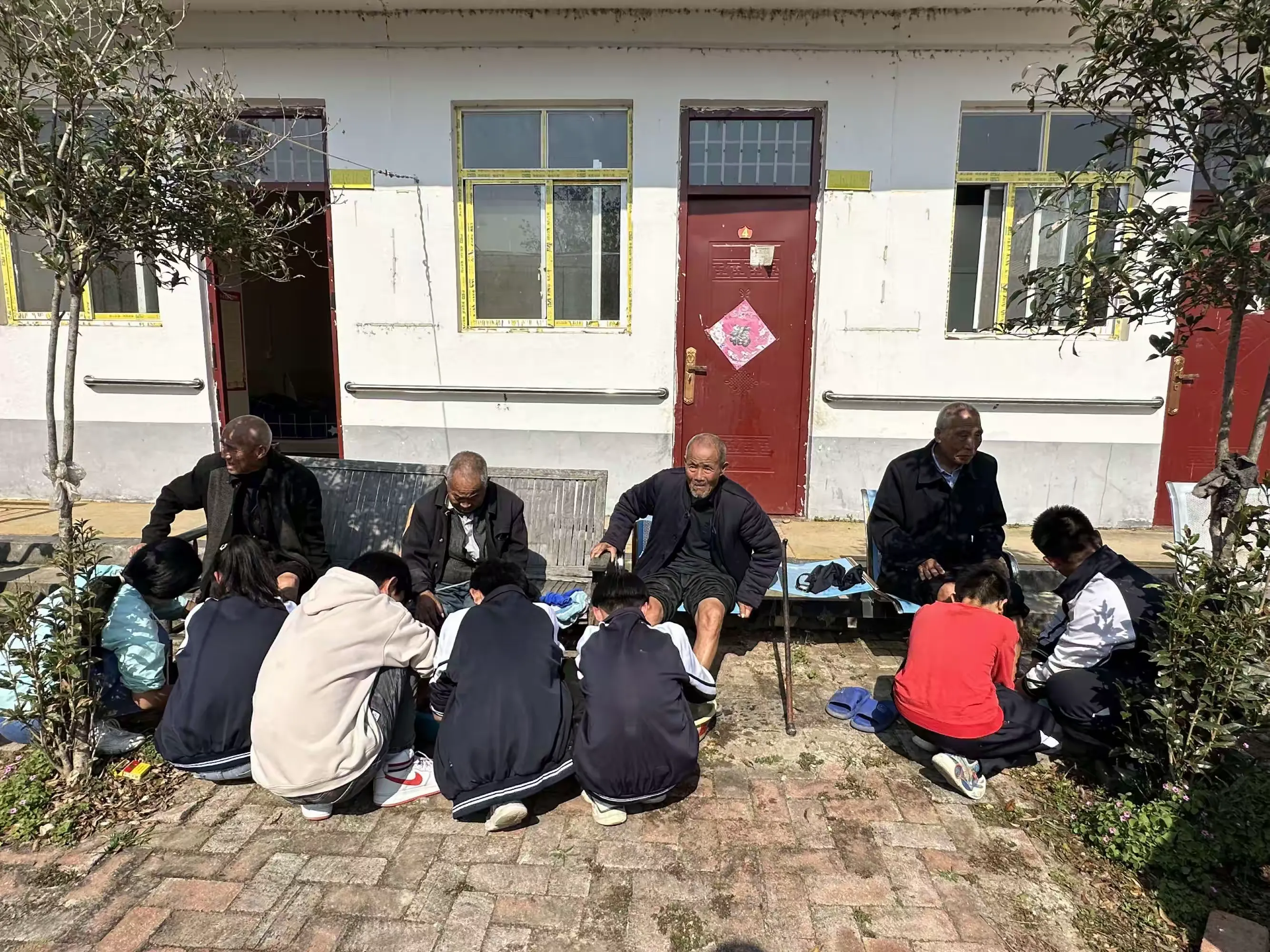 简篇-九九重阳节·浓浓敬老情
——桐河一中爱老敬老献爱心志愿服务活动