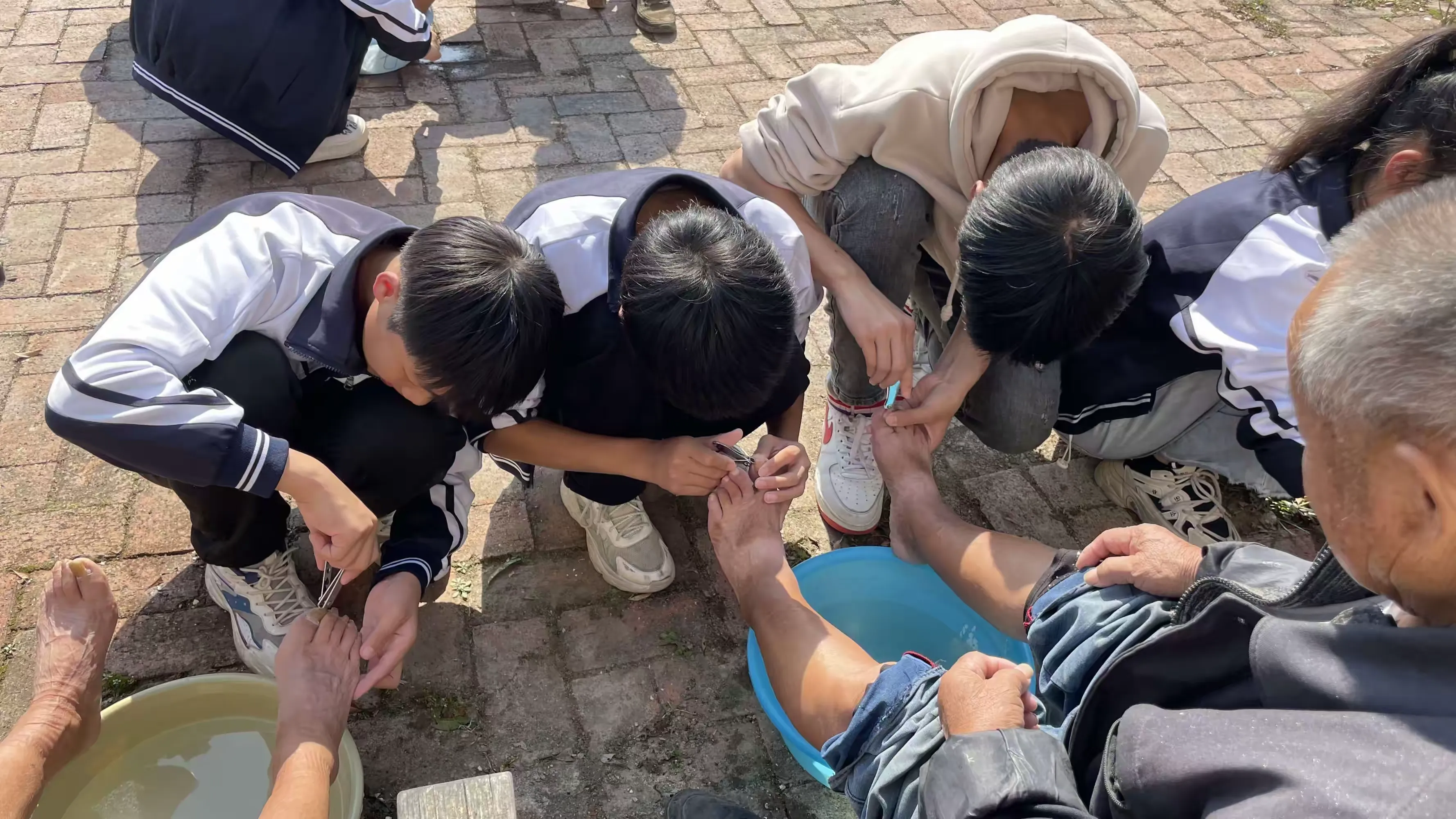 简篇-九九重阳节·浓浓敬老情
——桐河一中爱老敬老献爱心志愿服务活动