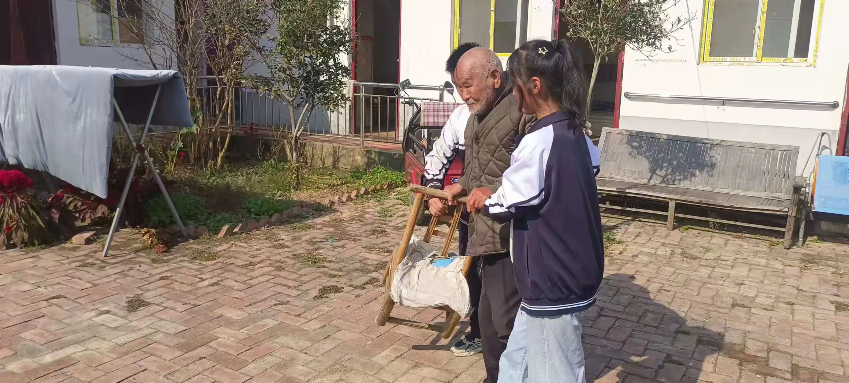 简篇-九九重阳节·浓浓敬老情
——桐河一中爱老敬老献爱心志愿服务活动
