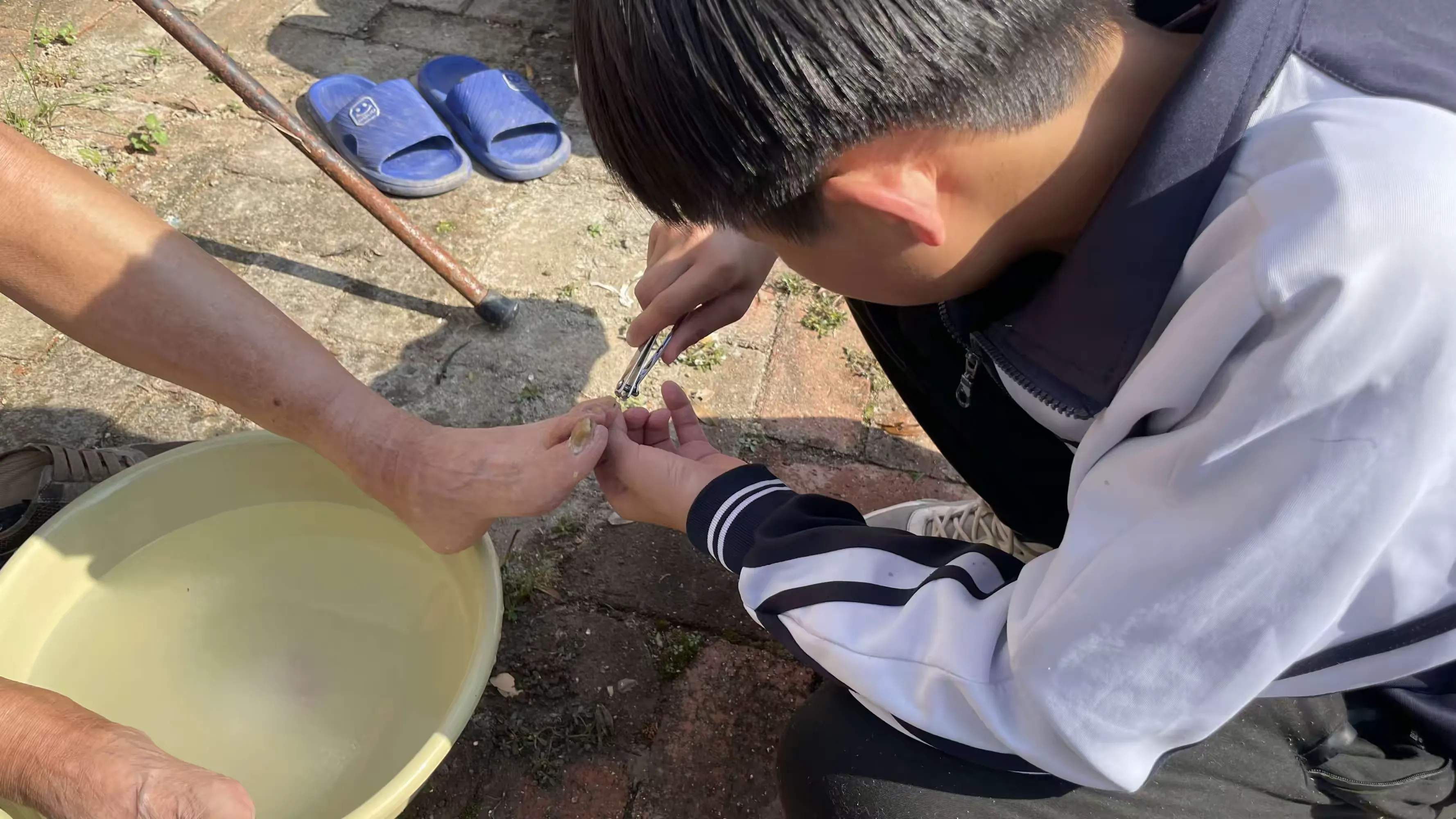 简篇-九九重阳节·浓浓敬老情
——桐河一中爱老敬老献爱心志愿服务活动
