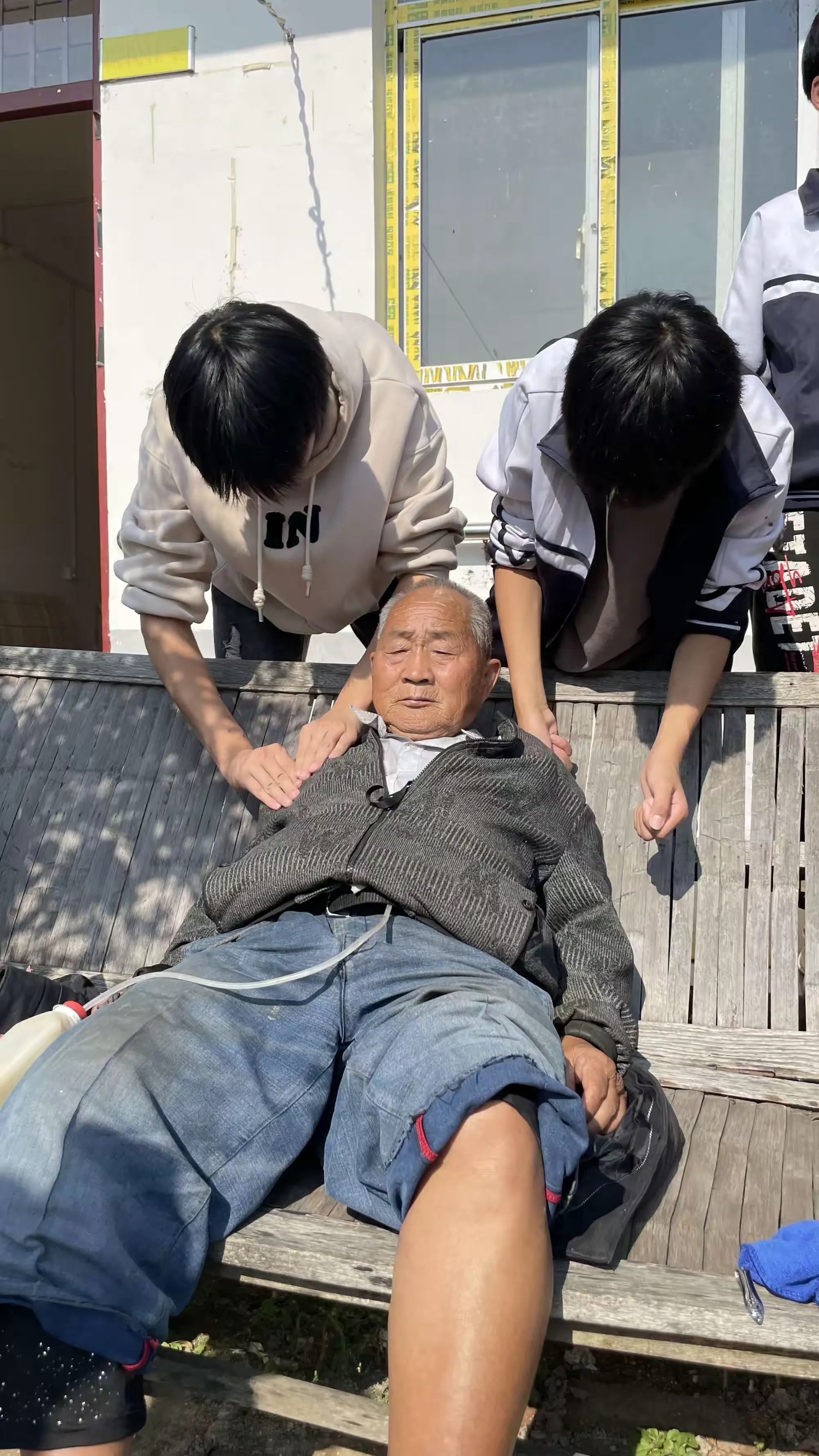 简篇-九九重阳节·浓浓敬老情
——桐河一中爱老敬老献爱心志愿服务活动