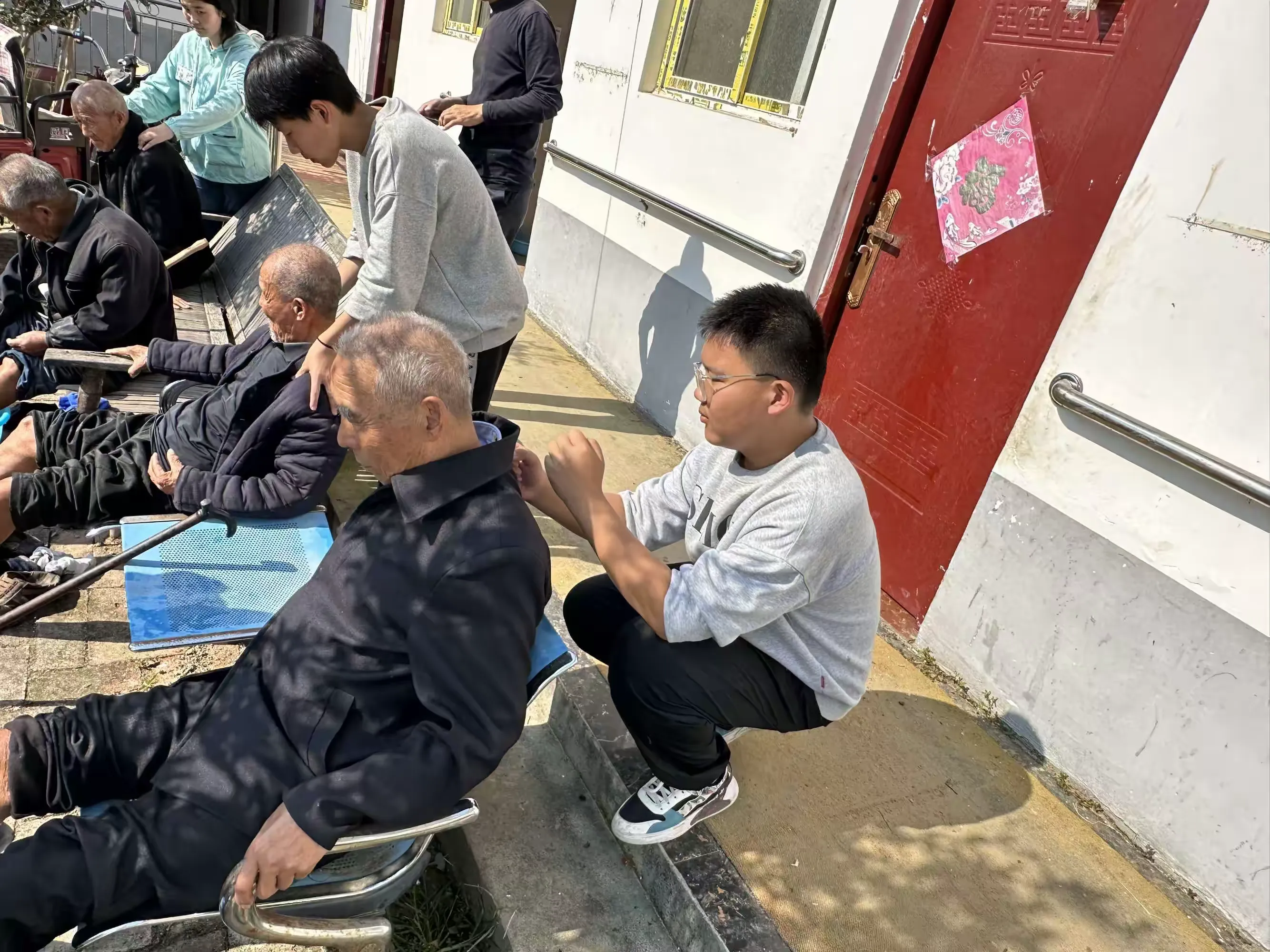 简篇-九九重阳节·浓浓敬老情
——桐河一中爱老敬老献爱心志愿服务活动
