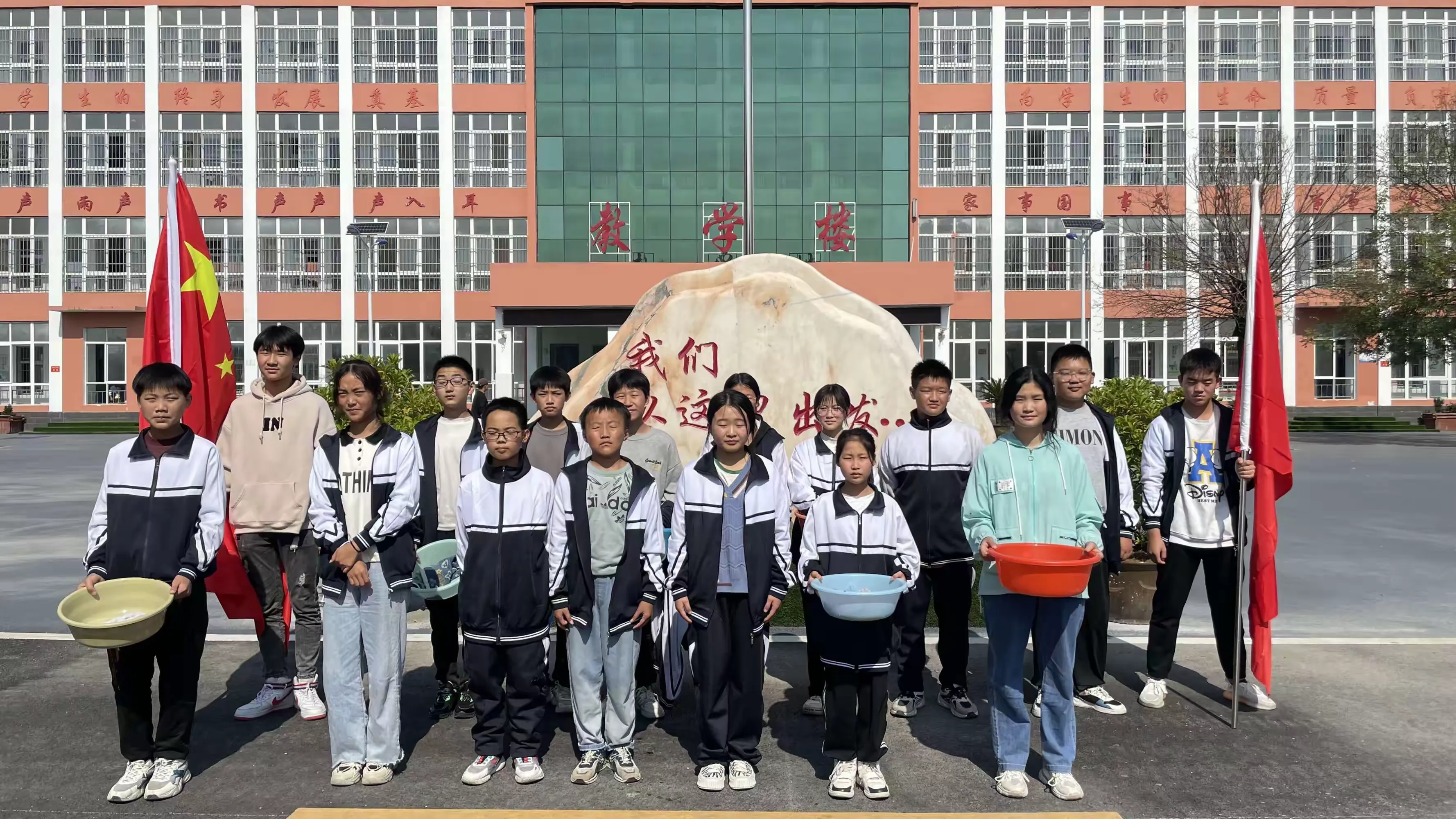 简篇-九九重阳节·浓浓敬老情
——桐河一中爱老敬老献爱心志愿服务活动