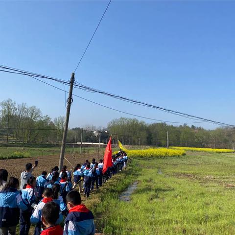 缅怀革命先烈，弘扬烈士精神——第五实验小学路口校区开展清明祭扫烈士墓活动