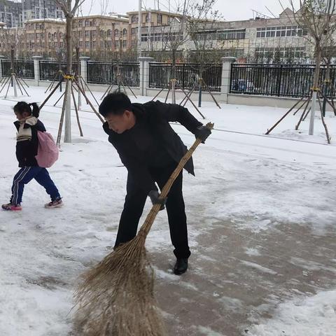 飞雪落校园 扫雪护安全-永青实验学校小学部扫雪篇