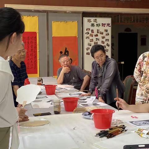 【岁月静好 扇舞人生】富强电力社区居委会开展画扇面活动