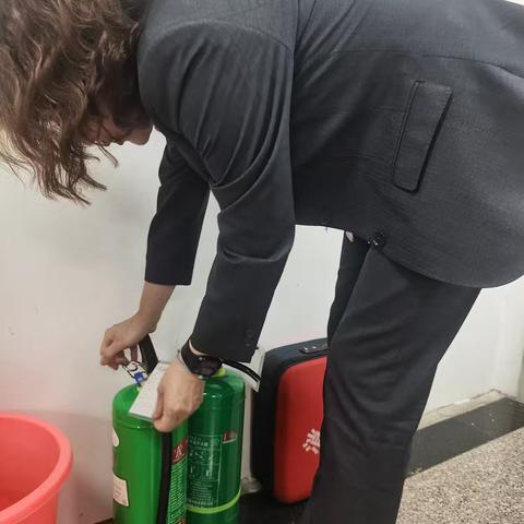 城南支行营业室国庆节安全大检查