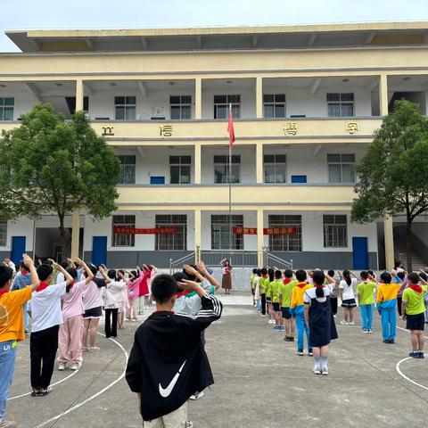 仓坂小学少先队入队仪式暨庆“六一”活动