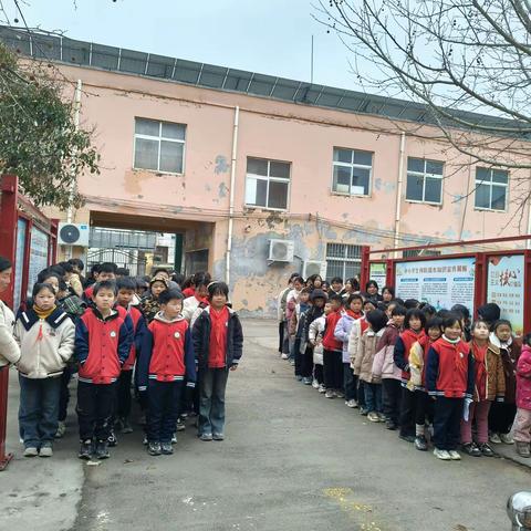 “与春风为伴 携安全同行”尹岗镇教育集团大庄小学升旗仪式