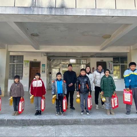 爱心捐赠  情暖校园——秦峰霍村小学爱心捐赠仪式