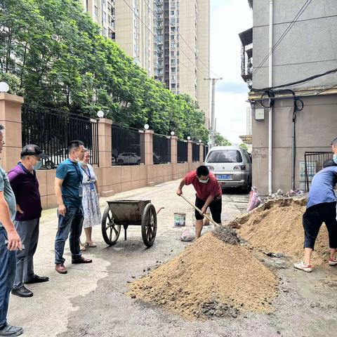 【汉兴街道红梅里社区】旧单元门换新装      “一下三民”解烦忧