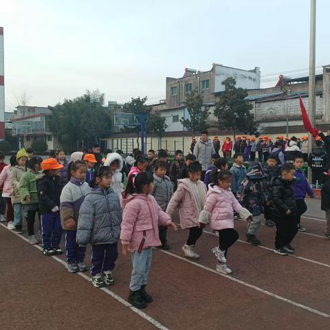 郑旺镇中心小学举行“牢筑校园安全，防踩踏共护平安”主题升旗仪式