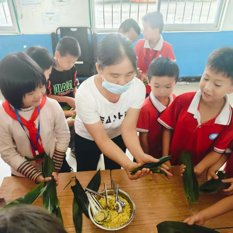 浓浓端午情 悠悠传承意——龙马小学迎端午开展包粽子活动