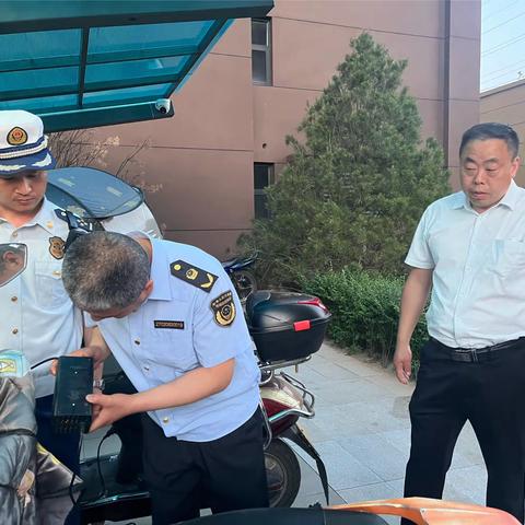 千阳大队联合县住建局、公安局、市场监管局等部门深入辖区住宅小区开展电动自行车消防安全夜查行动