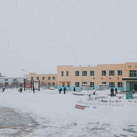 同心协力清积雪，家校携手暖人心——八十七团学校“最美”家长志愿者扫雪除冰暖校园行动