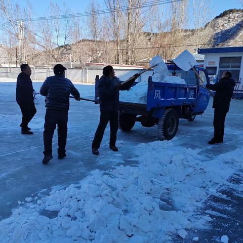 扫雪除冰暖人心——三星口九年一贯制学校扫雪记