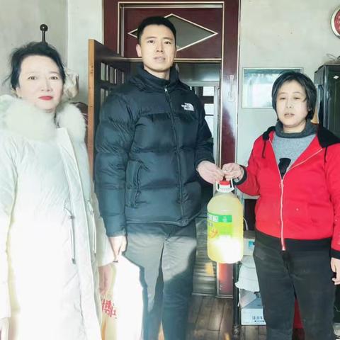 站前街道民主路社区党委开展“心系群众 真心为民”春节走访慰问活动