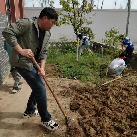 播种希望收获成长 ——田间劳动纪实