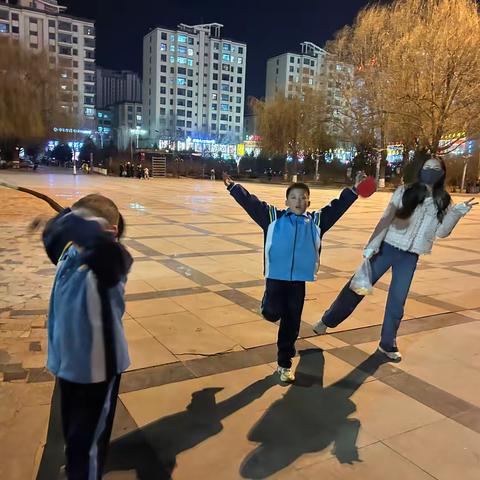 城市夜景与童趣时光