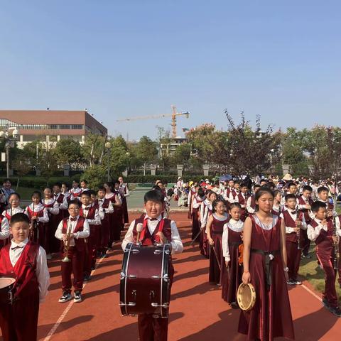 热烈祝贺淮师附小山南校区校管弦乐团第十届校运动会演出成功