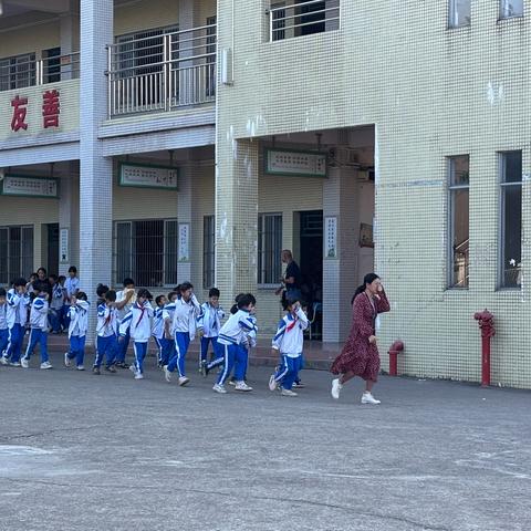 全民消防，安全至上——2024学年第一学期四会市龙甫学校消防安全逃生演练