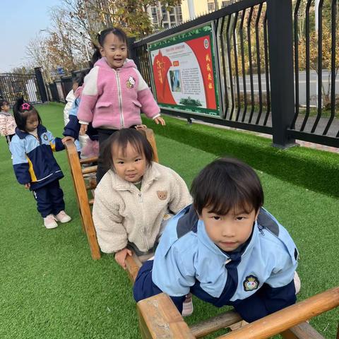 栗雨第十二幼三小班十二月份总结