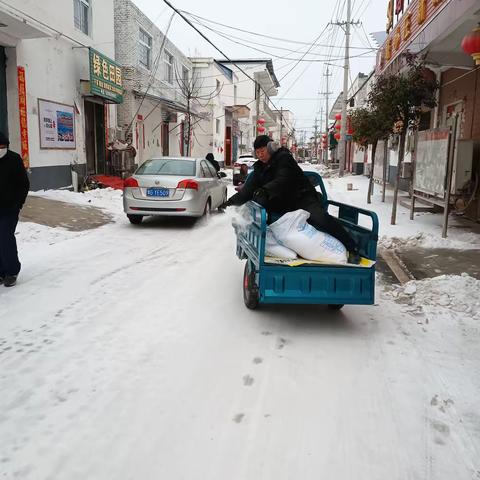 塔小庄巡逻队，在道路撒盐融雪