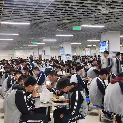 守护食堂秩序，彰显青春担当