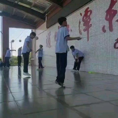 卧薪尝胆，尝破茧而触痛 破釜沉舟，圆金色六月梦