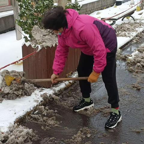 守敬社区中华北便民服务站开展清扫积雪志愿者服务活动