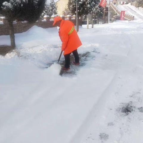 新年伊始，天气还是一如既往的暴躁，一次又一次的降雪，气温反反复复，今年的冬天很特别，特别到让你一会儿一冬天，一会儿春天，这不，刚暖和几天，又下雪了，清理积雪是必须的，为了百姓出门安全，全力清理主干道