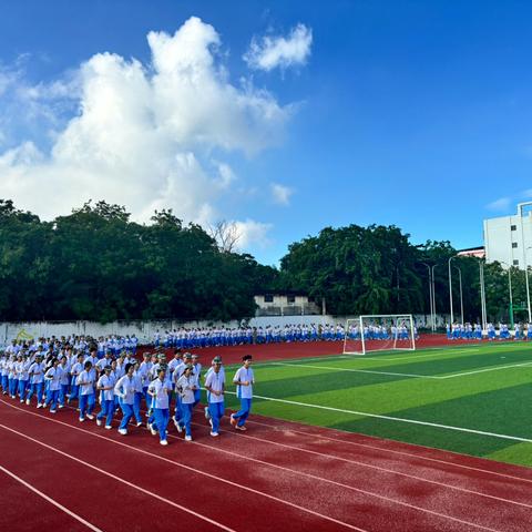 从晨读声到格斗影，青春在磨砺中闪光——【东方市铁路中学2025年高一新生军训第二天纪实】