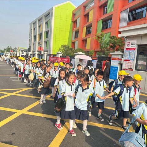 ❤️红云小学2309班助岗护学，让爱传递❤️