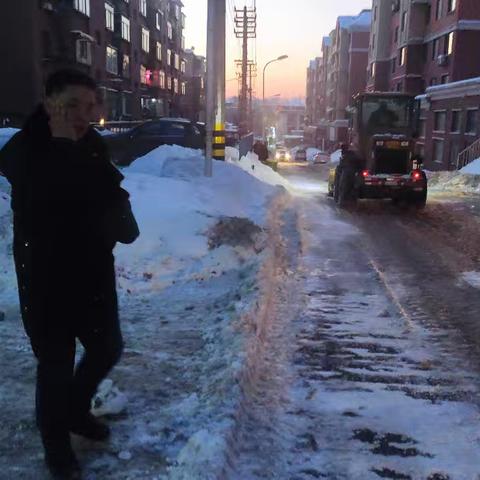 大雪无情人有情 领导深夜除雪暖民心