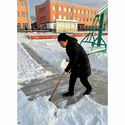 雪花飘满校园，扫雪暖人心间             —八道河中学扫雪纪实