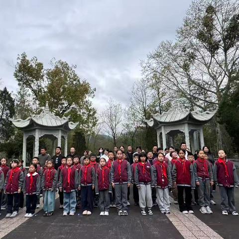 启文小学润墨中队清明节烈士陵园扫墓志愿活动纪实