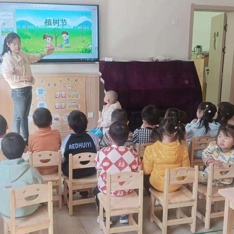 不负春光“植”得期待——鹏泉街道办事处中心幼儿园方兴苑分园小班植树节活动